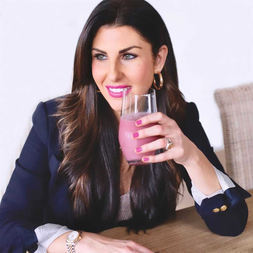 blender-bites-invest-founder-chelsie-holding-power-berry-smoothie